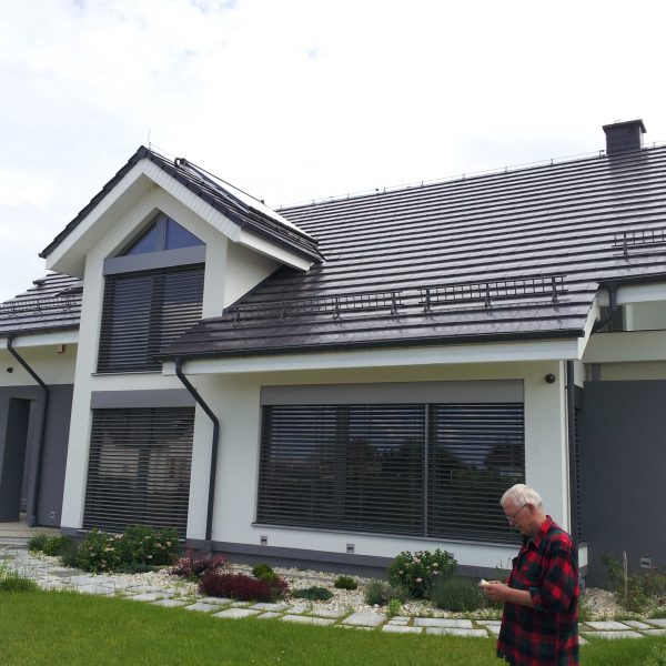 Realizacja z dachówką Wienerberger Actua czarna, nadającą budynkowi prestiżowy charakter.